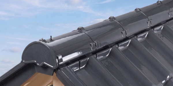 Ceramiczna kalenica wentylowana swissporTON - rozwiązanie premium dla dachówek ceramicznych 