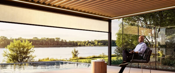 Outdoor living na wiosnę. Z pergolą Aluprof stworzysz dodatkowy salon w ogrodzie